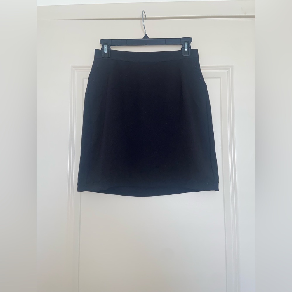 Banana Republic Black Skirt (Size 0) NWT